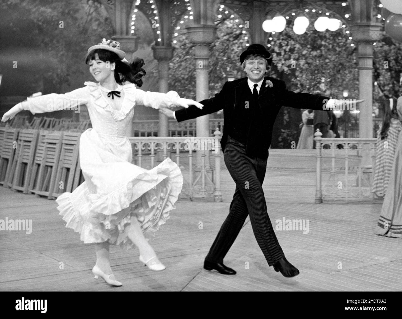 JULIA FOSTER e TOMMY STEELE in numero musicale da HALF A SIXPENCE 1967 regista GEORGE SIDNEY romanzo Kipps di H.G. Wells adattamento Dorothy Kingsley libro / sceneggiatura Beverley Cross costume design Joan Bridge ed Elizabeth Haffenden produttori Charles H. Schneer e George Sidney Ameran Films / Paramount British Pictures Foto Stock