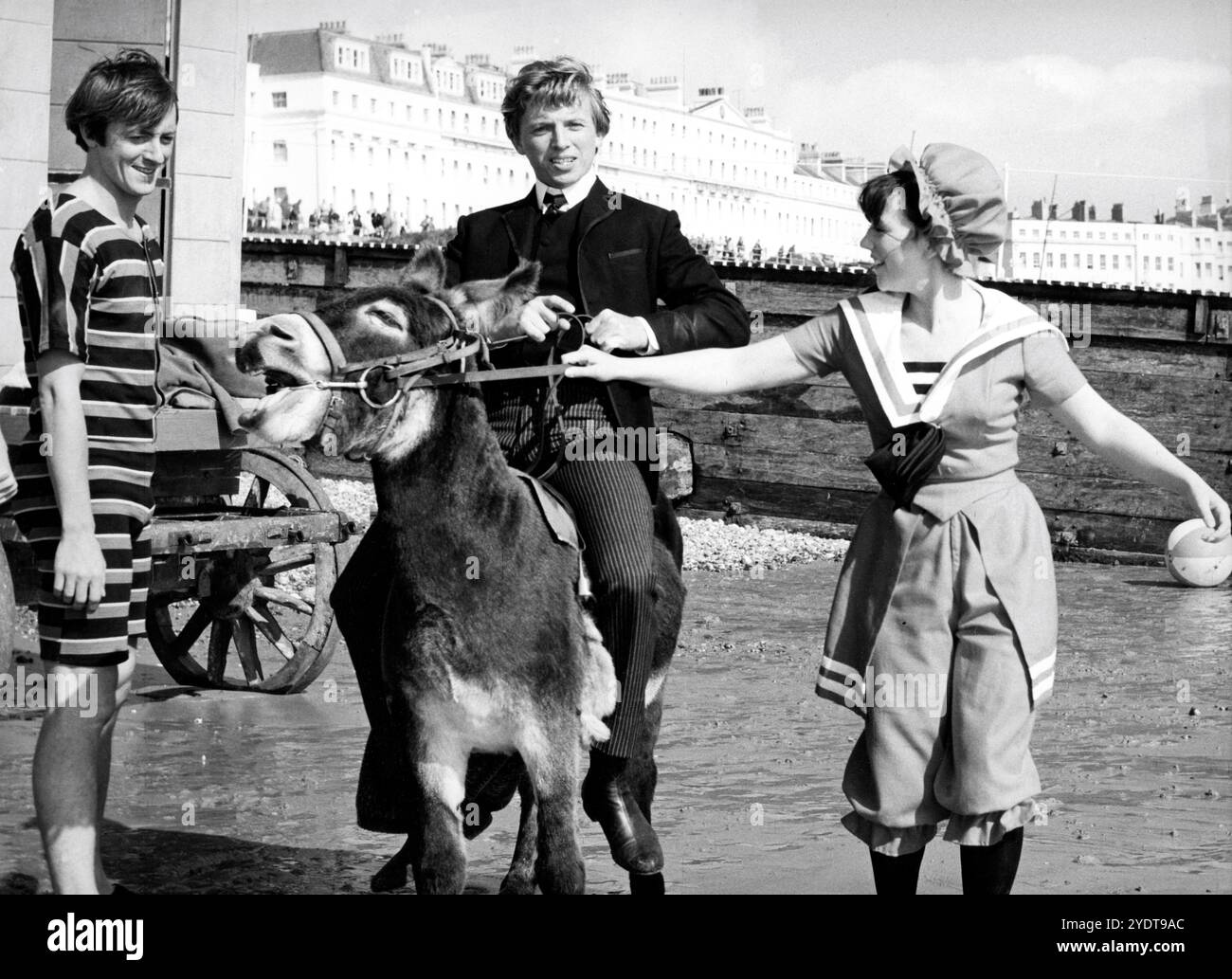 TOMMY STEELE e JULIA FOSTER in HALF A SIXPENCE 1967 regista GEORGE SIDNEY romanzo Kipps di H.G. Wells adattamento Dorothy Kingsley libro / sceneggiatura Beverley Cross costume design Joan Bridge ed Elizabeth Haffenden produttori Charles H. Schneer e George Sidney Ameran Films / Paramount British Pictures Foto Stock