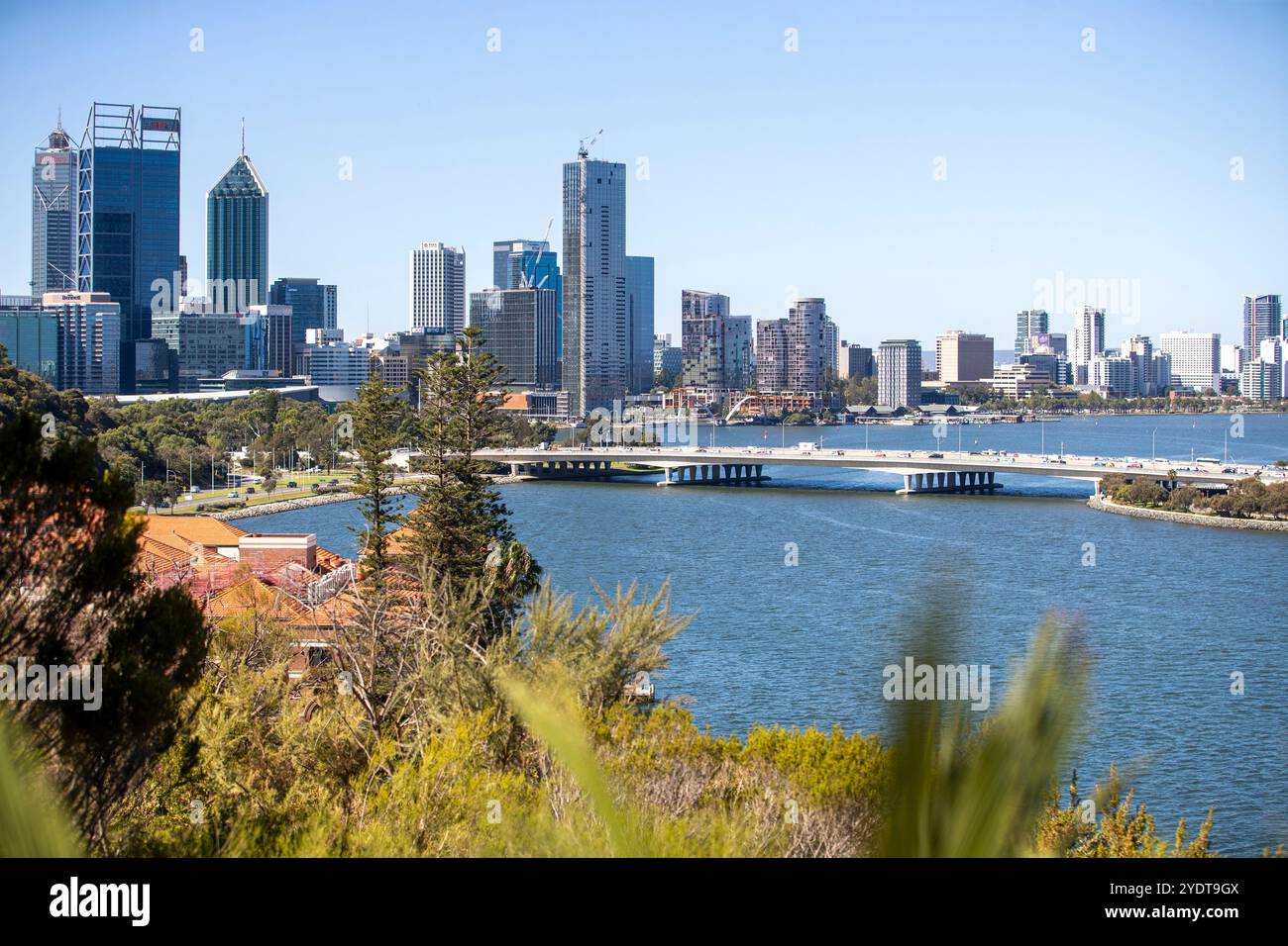 Perth Australia 2024-03-18 questa immagine presenta una vista più ravvicinata di un lungomare urbano, che mostra un mix di moderni grattacieli residenziali. Foto Stock