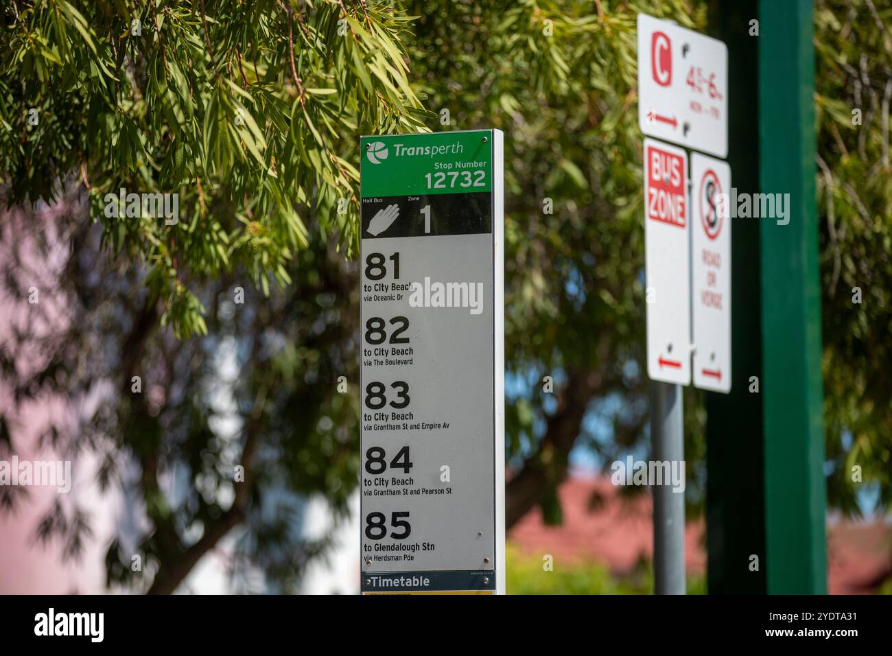 Un cartello con la fermata dell'autobus a Perth, Australia, che indica le linee da 81 a 85, con i numeri degli autobus e le destinazioni elencate. Foto Stock