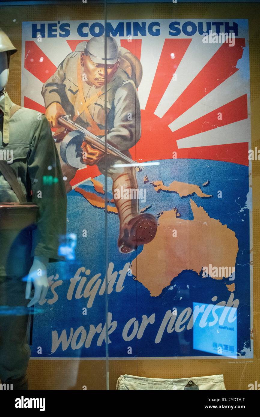 Un poster propagandistico della seconda guerra mondiale con il testo "He's coming South" e "Combatti, lavora o perisci". Foto Stock
