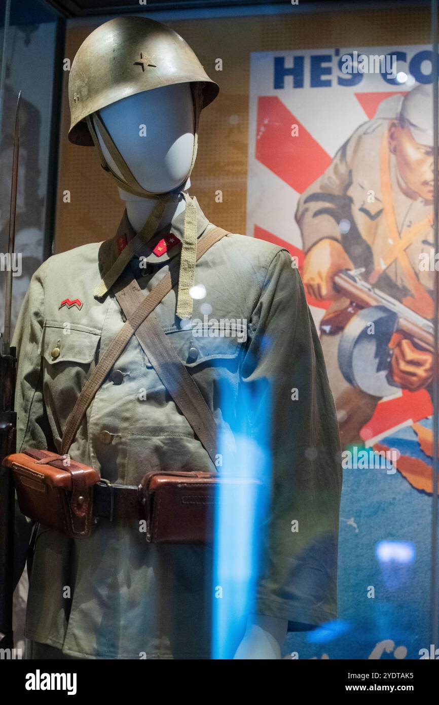 Una mostra museale che presenta un'uniforme militare di un'epoca precedente. Foto Stock