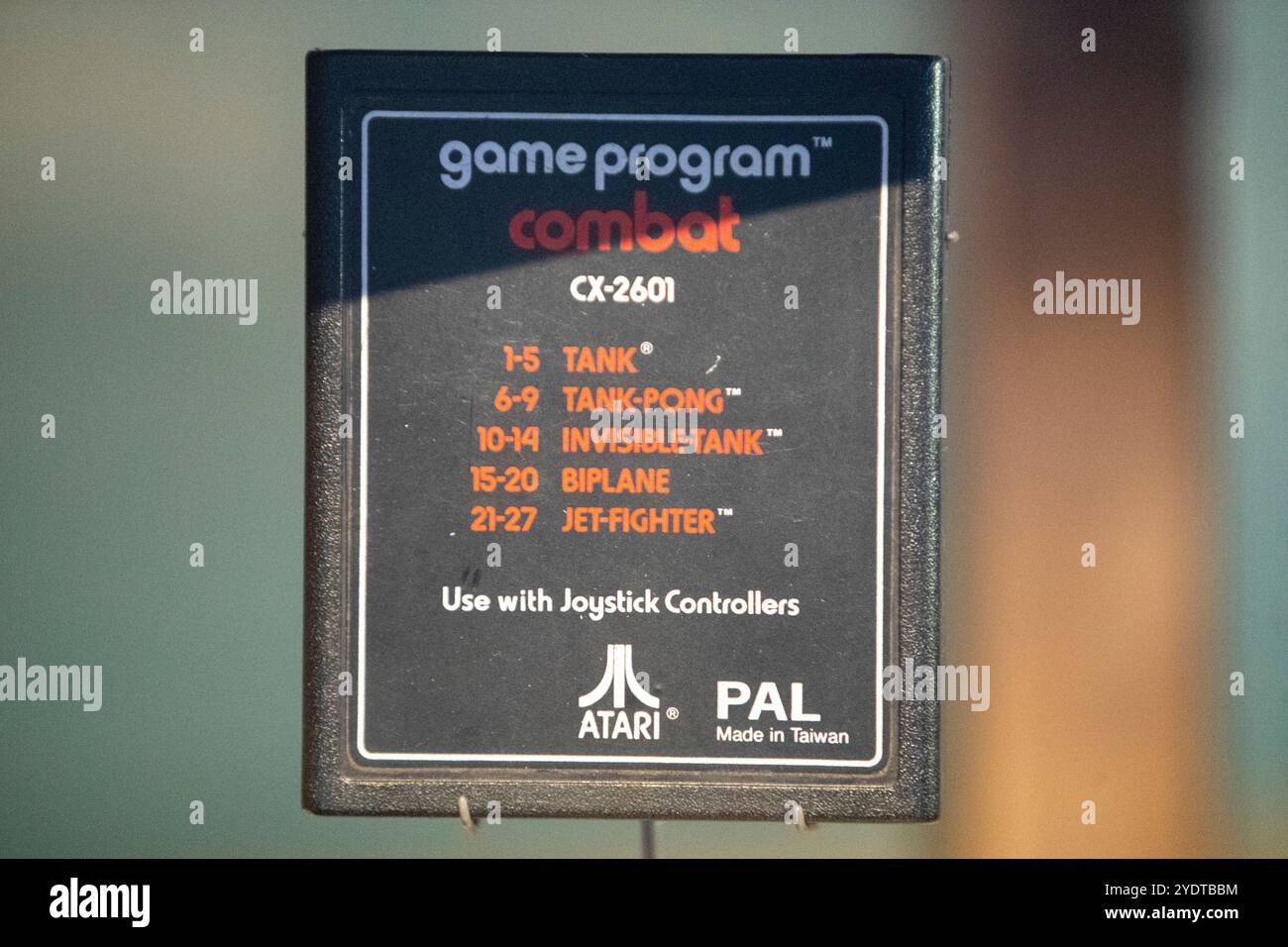 Perth Australia 2024-03-18 questa immagine mostra una cartuccia di gioco Atari intitolata "Combat" per la console Atari 2600. Foto Stock