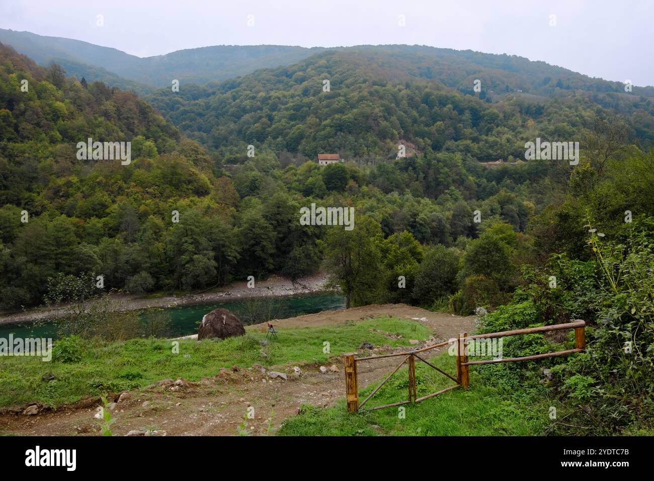 Montagna rurale boscosa lungo il fiume Drina in autunno con nebbia, Foca, Bosnia ed Erzegovina Foto Stock