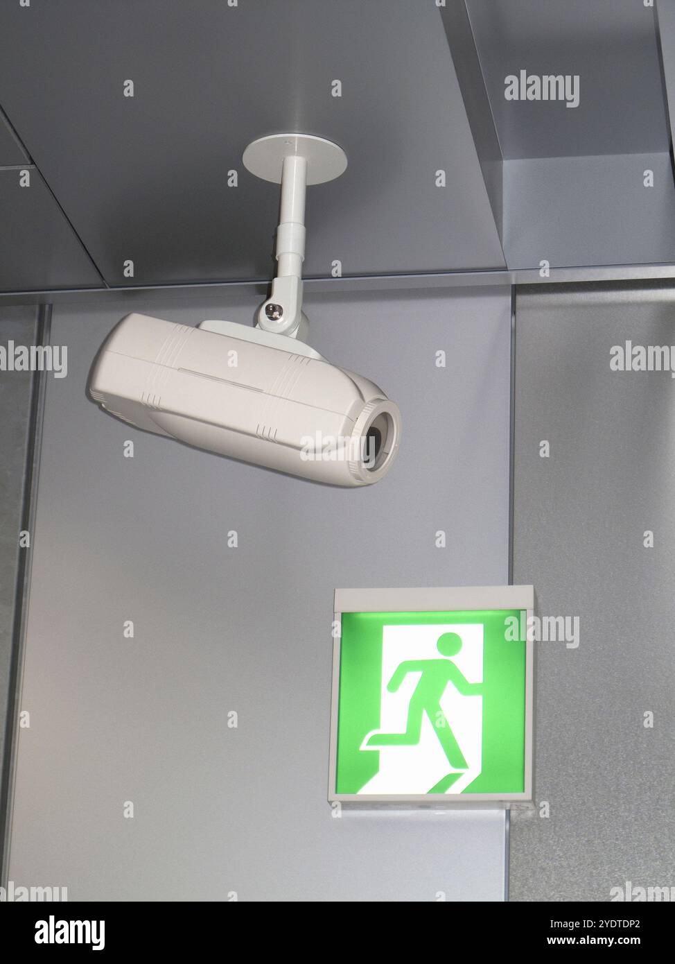 Telecamera di sicurezza e segnale di uscita di emergenza Foto Stock
