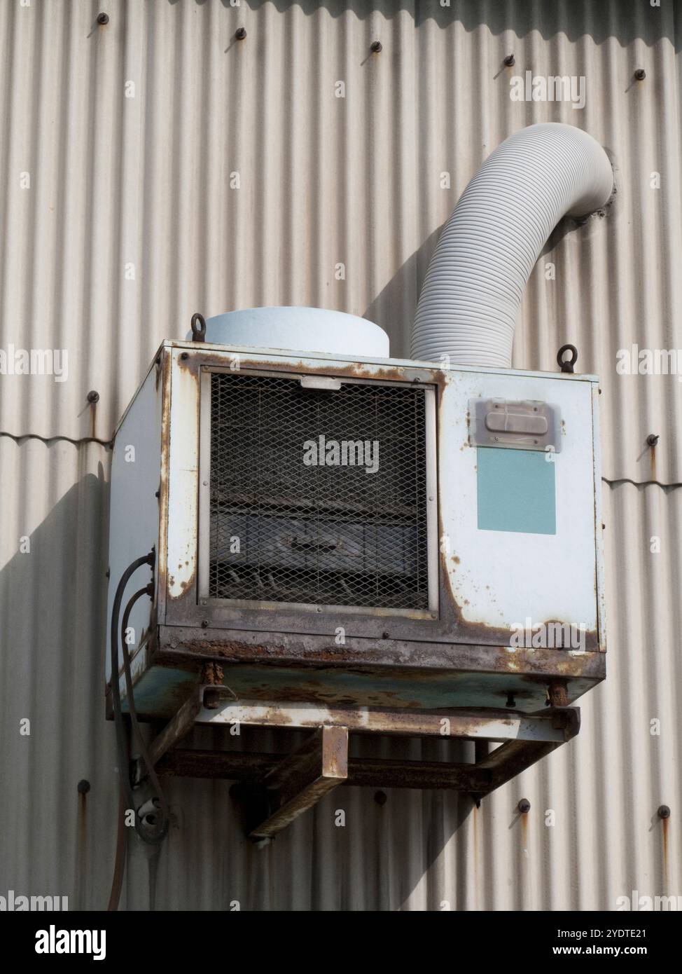 Vecchi impianti di aria condizionata all'aperto nelle fabbriche Foto Stock