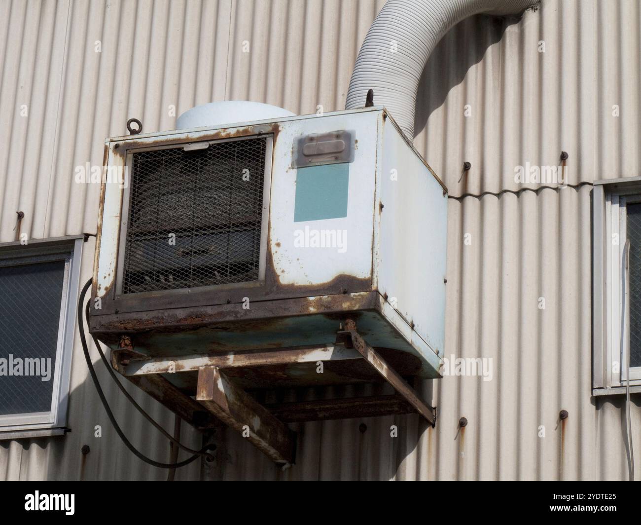 Vecchi impianti di aria condizionata all'aperto nelle fabbriche Foto Stock