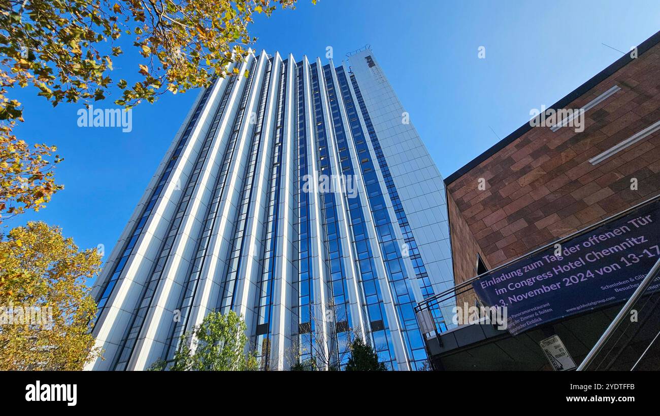 Tag der offenen Tür_Congress Hotel Chemnitz 27.10.2024, Chemnitz, Congress Hotel Chemnitz, am 3.November lädt das Hotel zum Tag der offenen Tür, in der Zeit von 13 bis 17 Uhr gibt es den Blick vom Panoramarestaurant, Besichtigung der Zimmer und Suiten, Historisches und Kinderschminken, bei Buchungen werden Rabatte. DAS Gebäude wurde von 1969 bis 1974 als Interhotel Kongreß von dem Architekten Rudolf Weißer im damaligen Karl-Marx-Stadt in der Auffassung der DDR-moderne geplant, in Gleitbauweise errichtet und zum Teil mit einer Vorhangfassade verkleidet. DAS Congress Hotel Chemnitz ist Foto Stock