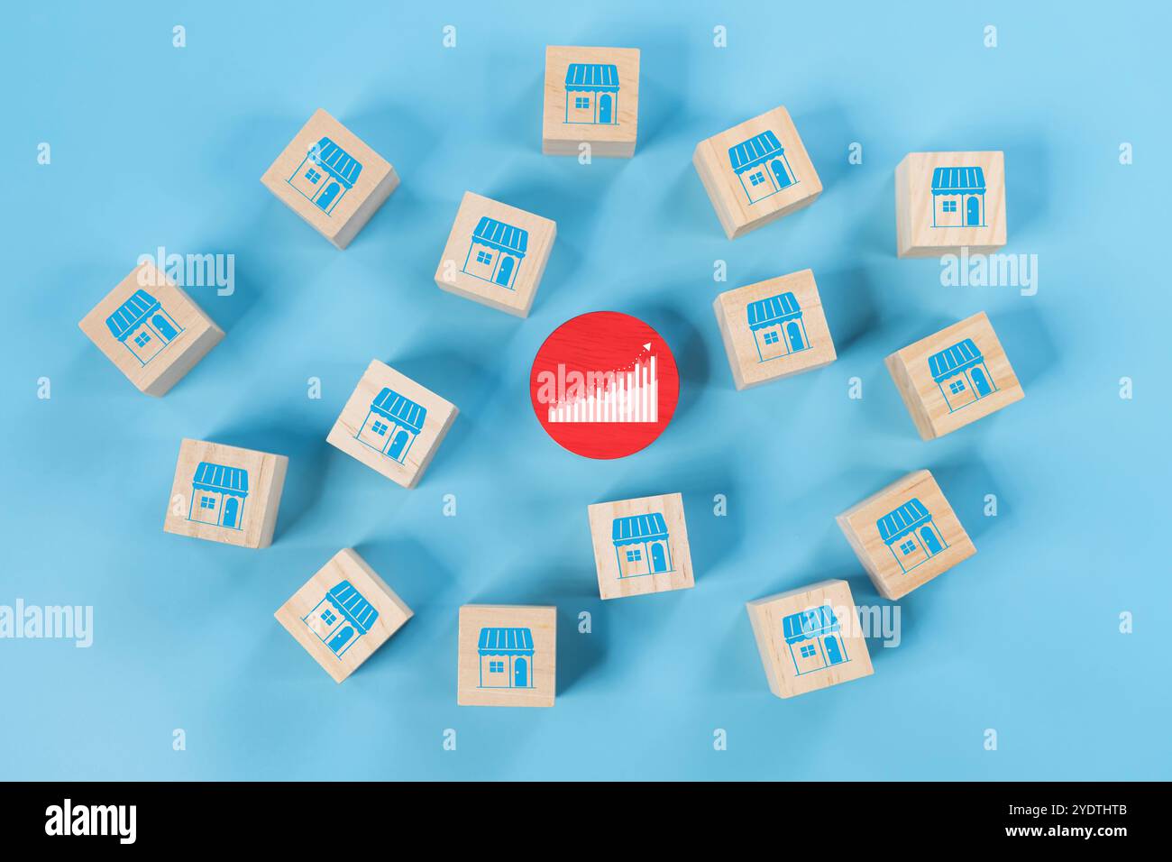 I blocchi di legno di espansione in franchising espongono le icone dei negozi per le filiali di e-commerce e marketing digitale. Crescita delle vendite aziendali ed espansione del franchising di negozi c Foto Stock