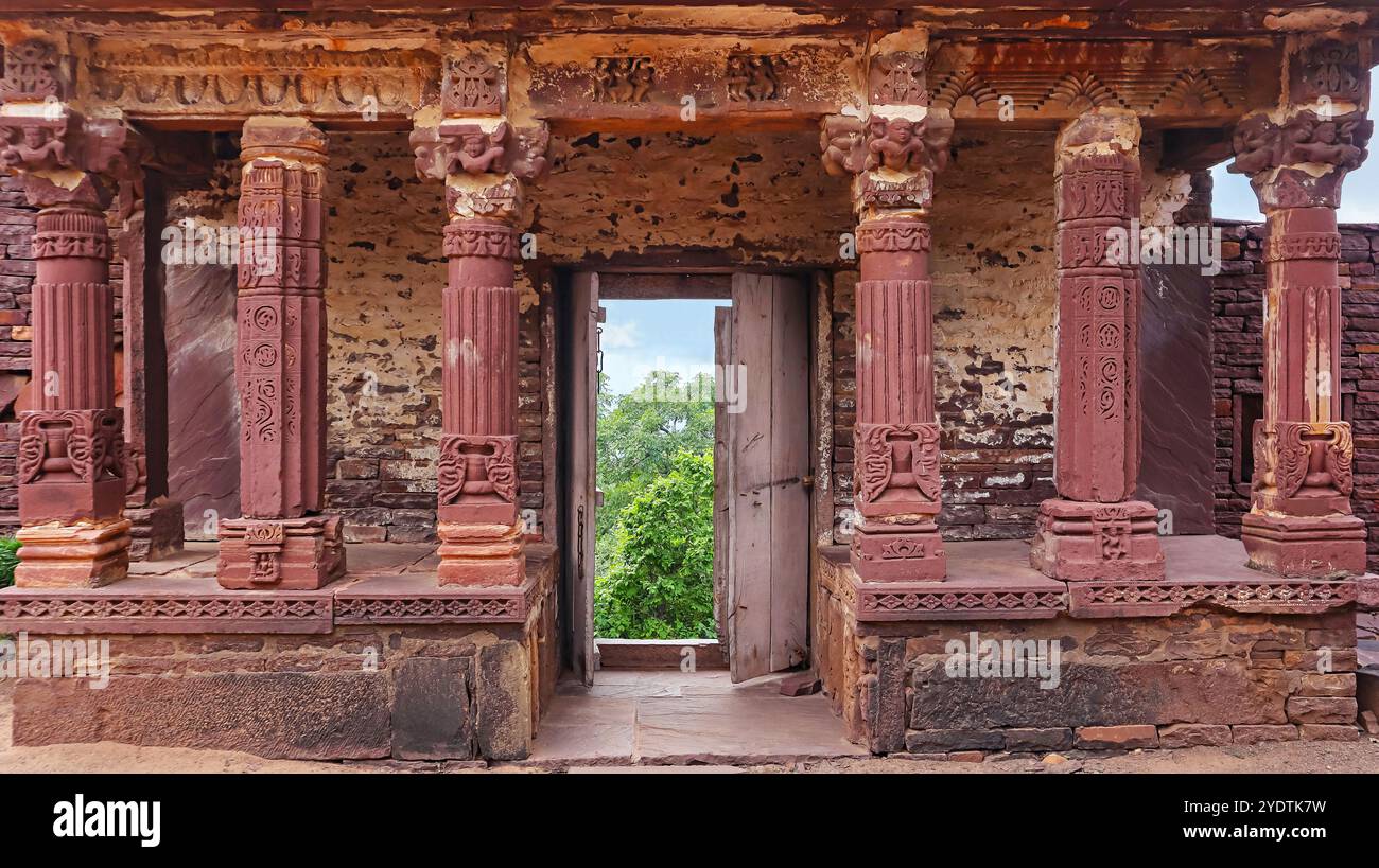 Vista interna dell'area d'ingresso dei Templi Giainiani, caratterizzata da intricati lavori in pietra, situata a Budhi Chanderi, Madhya Pradesh, India. Foto Stock