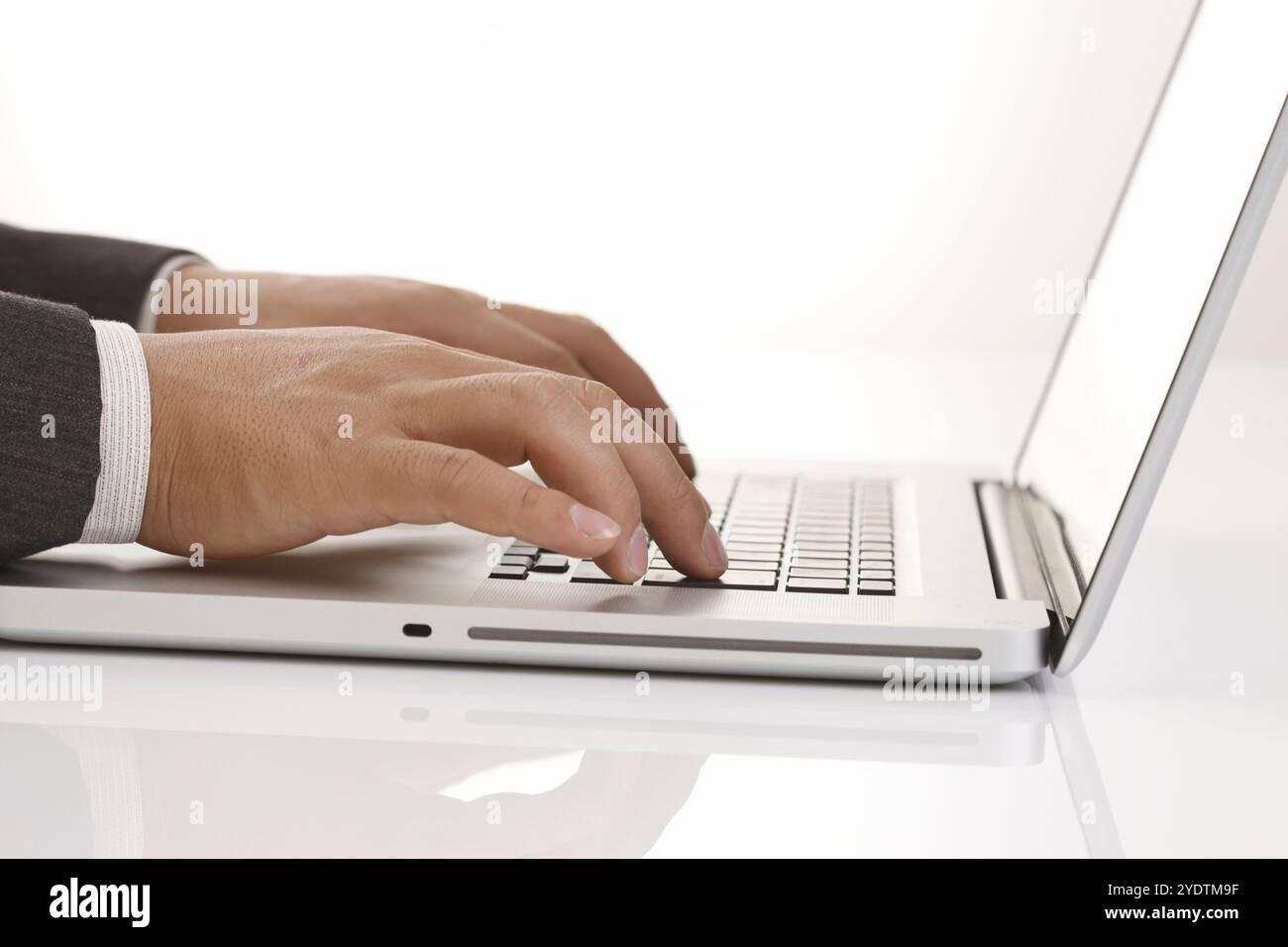 Il personal computer e la mano dell'uomo Foto Stock