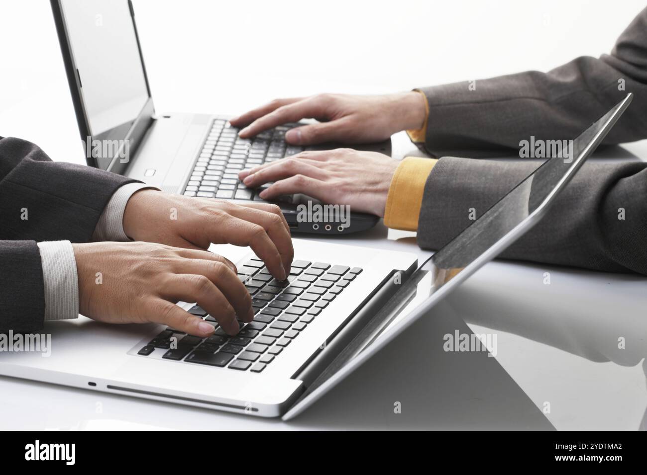 Il personal computer e la mano dell'uomo Foto Stock
