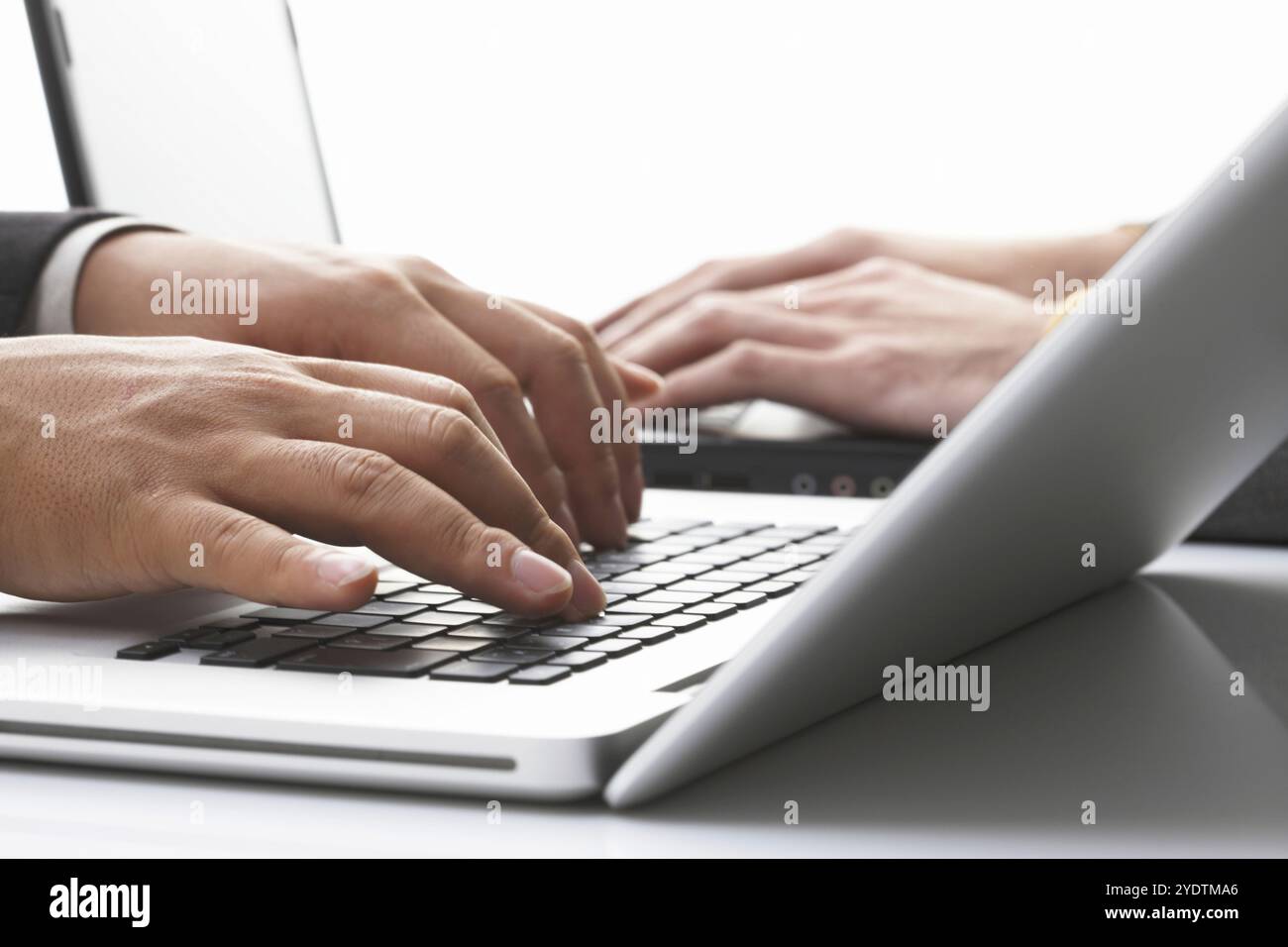 Il personal computer e la mano dell'uomo Foto Stock