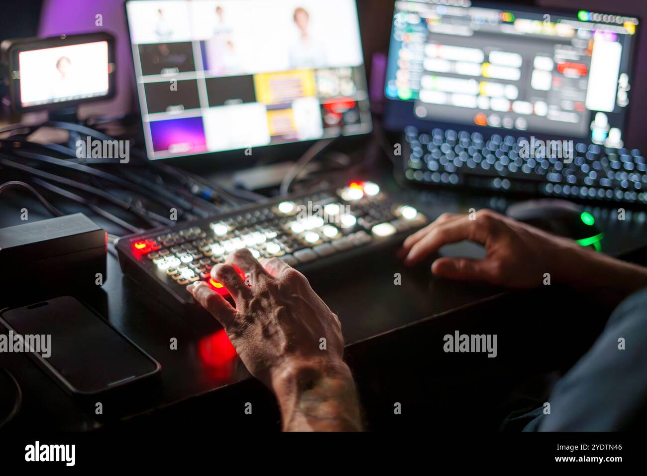 Mani di esperti TV Director maschio maturo pannello di controllo operativo in Studio durante la produzione in live streaming Foto Stock