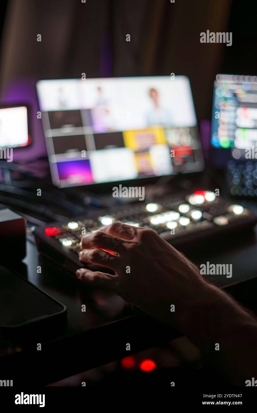 Mani di esperti TV Director maschio maturo pannello di controllo operativo in Studio durante la produzione in live streaming Foto Stock
