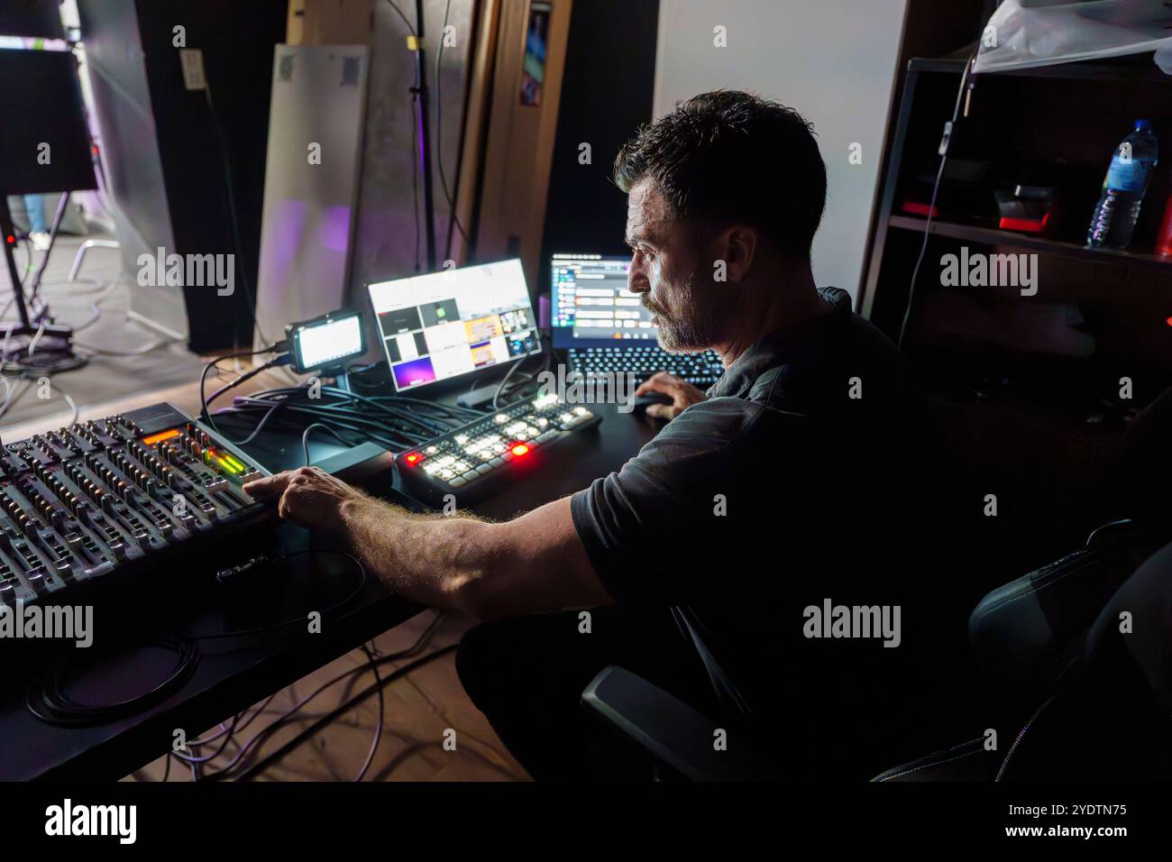 Pannello di controllo operativo di Mature male TV Director in Studio durante la produzione in live streaming Foto Stock