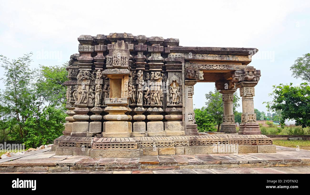 Vista laterale di uno dei templi del gruppo Akhati, situato a Kadwaya, Ashoknagar, Madhya Pradesh, India. Foto Stock