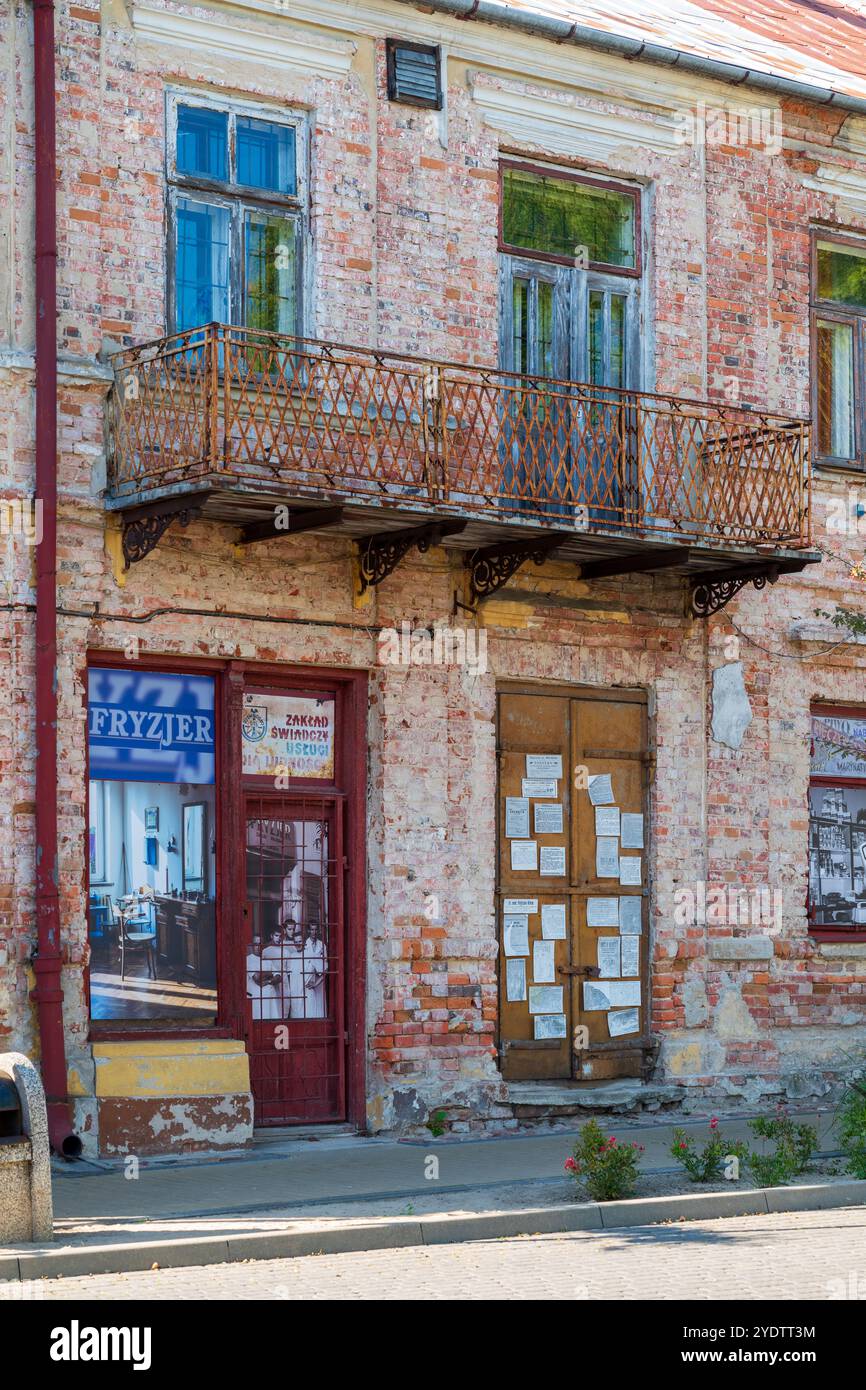 Wlodawa, Polonia, 23 settembre 2024, vecchia casa e negozio in rovina Foto Stock