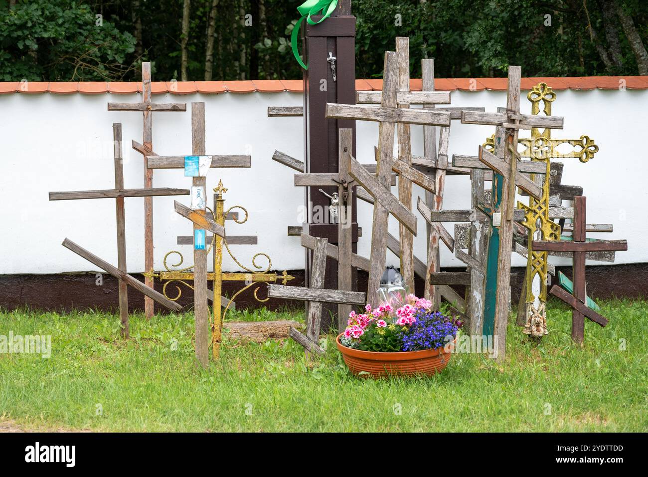 Jableczna, Polonia 28 giugno 2023 Croci votive nel monastero maschile ortodosso polacco di Sant'Onuphrius stauropegion Foto Stock