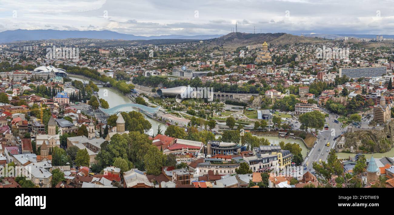 Vista panoramica di Tbilisi dalla fortezza di Narikala, Georgia, Asia Foto Stock