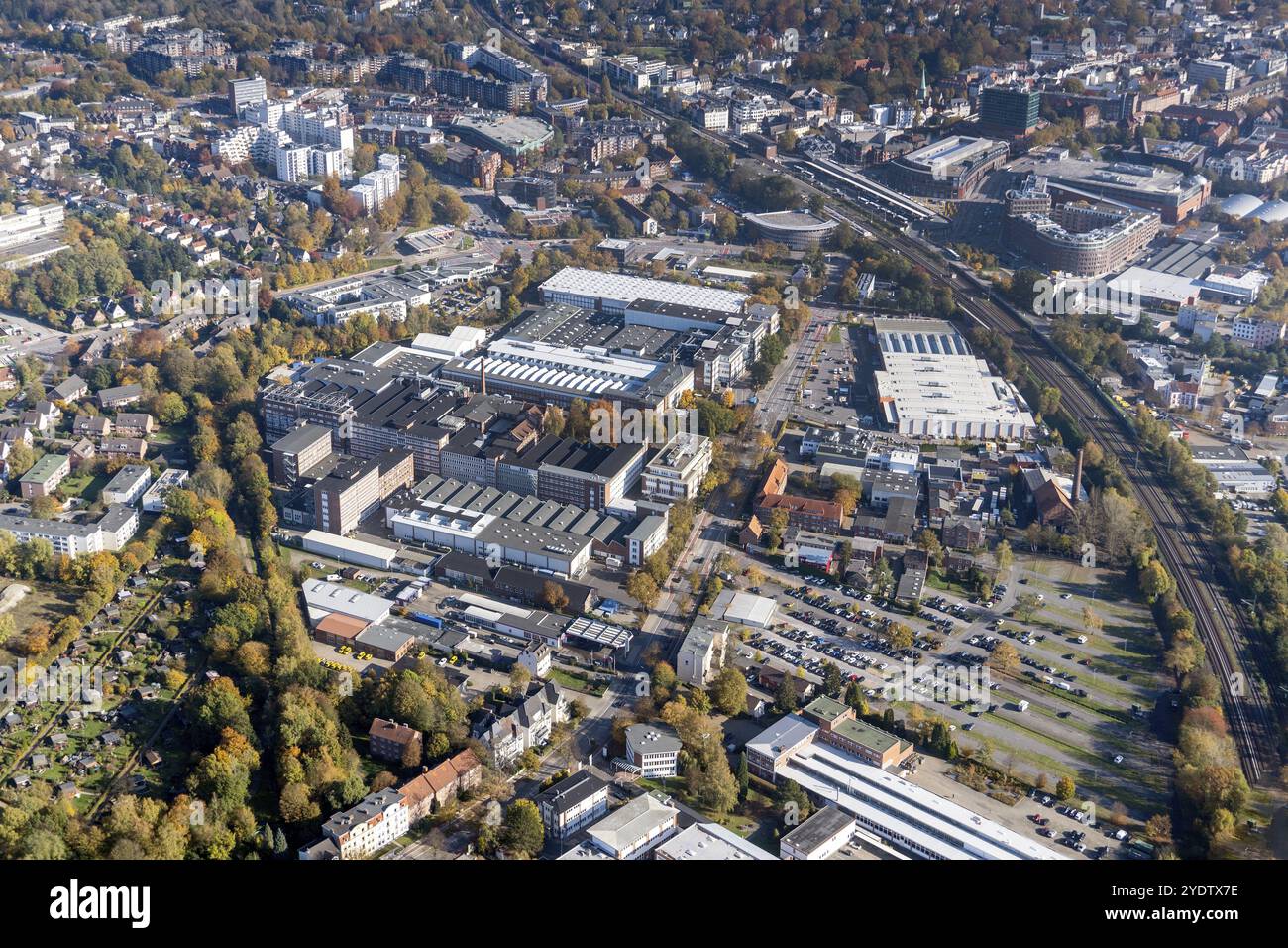 Vista aerea, Hauni Technologie GmbH, Amburgo, Bergedorf. Koerber, leader mondiale nel settore dell'ingegneria meccanica, dello smantellamento, dei cantieri edili Foto Stock