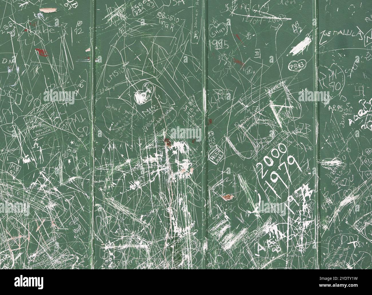Parete verde di un contenitore con scarabocchi e vari simboli e numeri, remoto insediamento Inuit artico Ittoqqortoormiit, Scoresbysund o Scoresby su Foto Stock