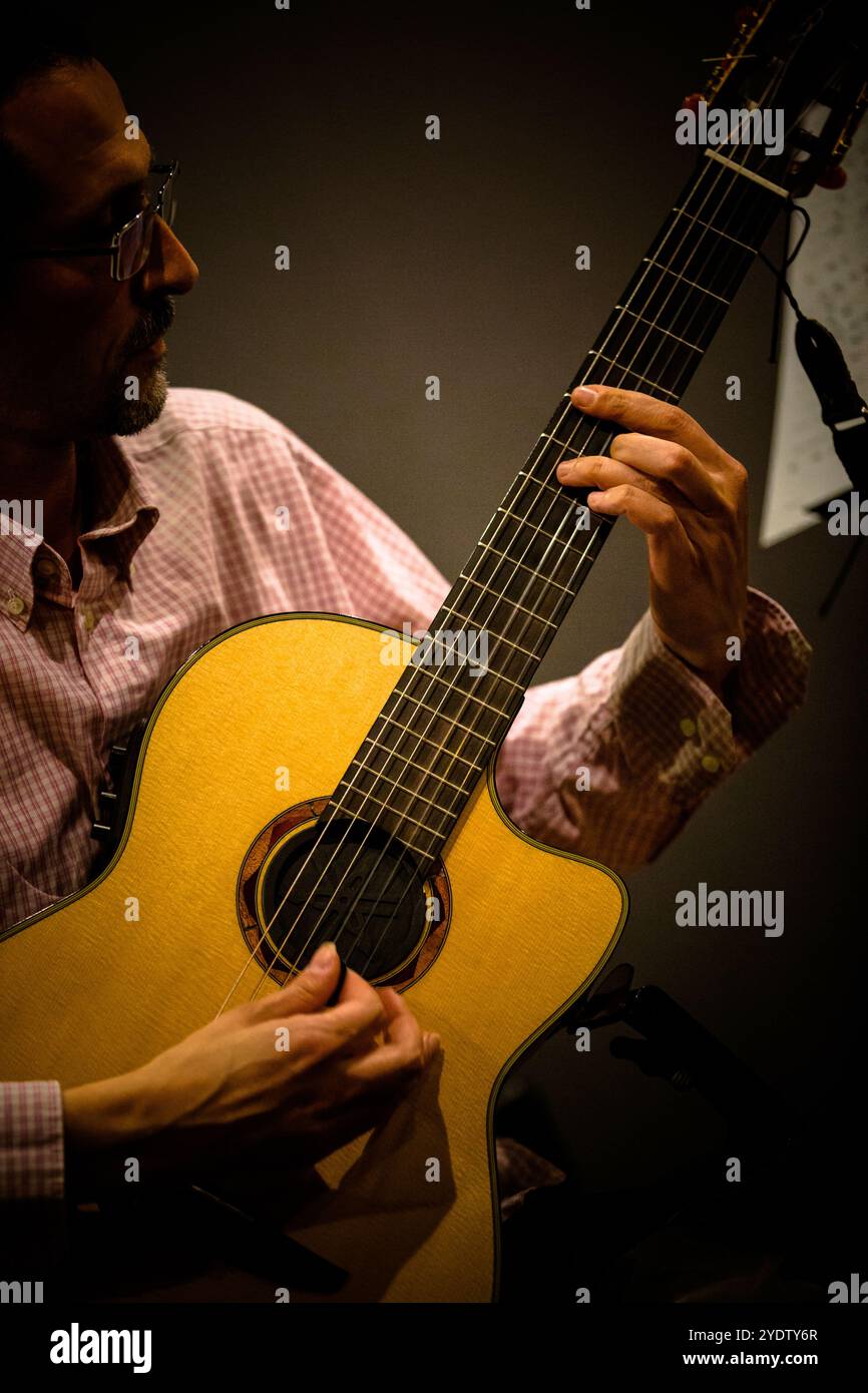 Roma, Italia - 03 29 2017 musicisti che suonano i loro strumenti durante una sessione di registrazione Foto Stock