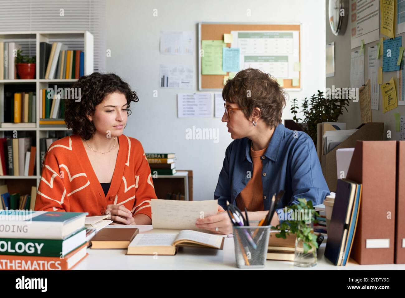 Discutere dei progressi accademici con un insegnante in ufficio Foto Stock