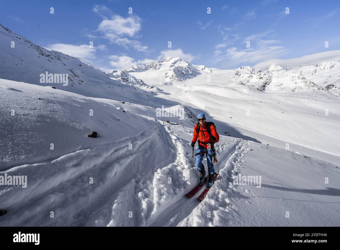 Sciatori in un paesaggio di montagna innevato, vetta del Monte Cevedale e ghiacciaio Zufallferner, salita fino alla cima Koellkuppe o cima marmo Foto Stock