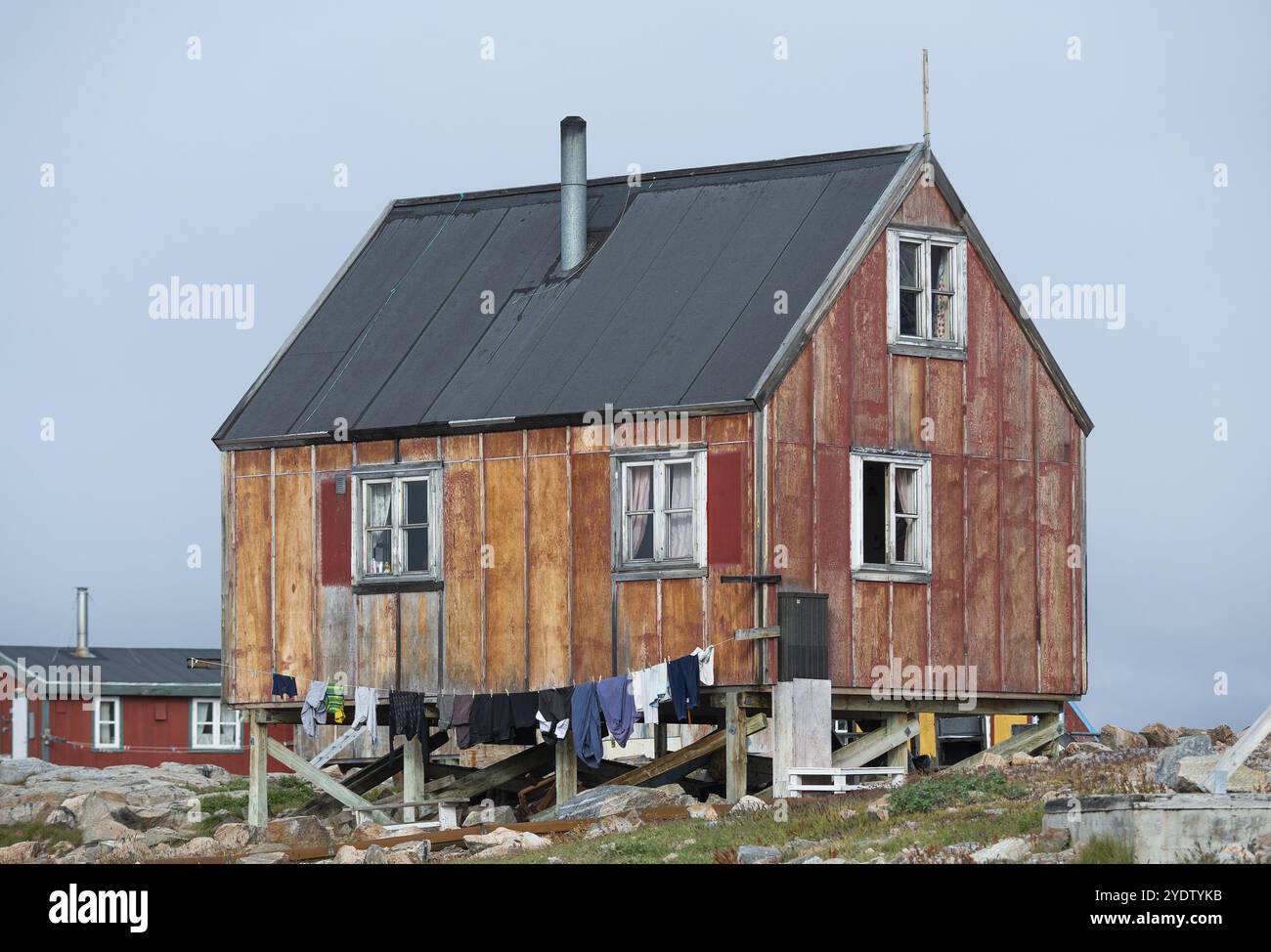 Piccola casa rossa, clothesline con lavanderia appesa, remoto insediamento Inuit artico Ittoqqortoormiit, Scoresbysund o Scoresby Sund o groenlandese Kange Foto Stock