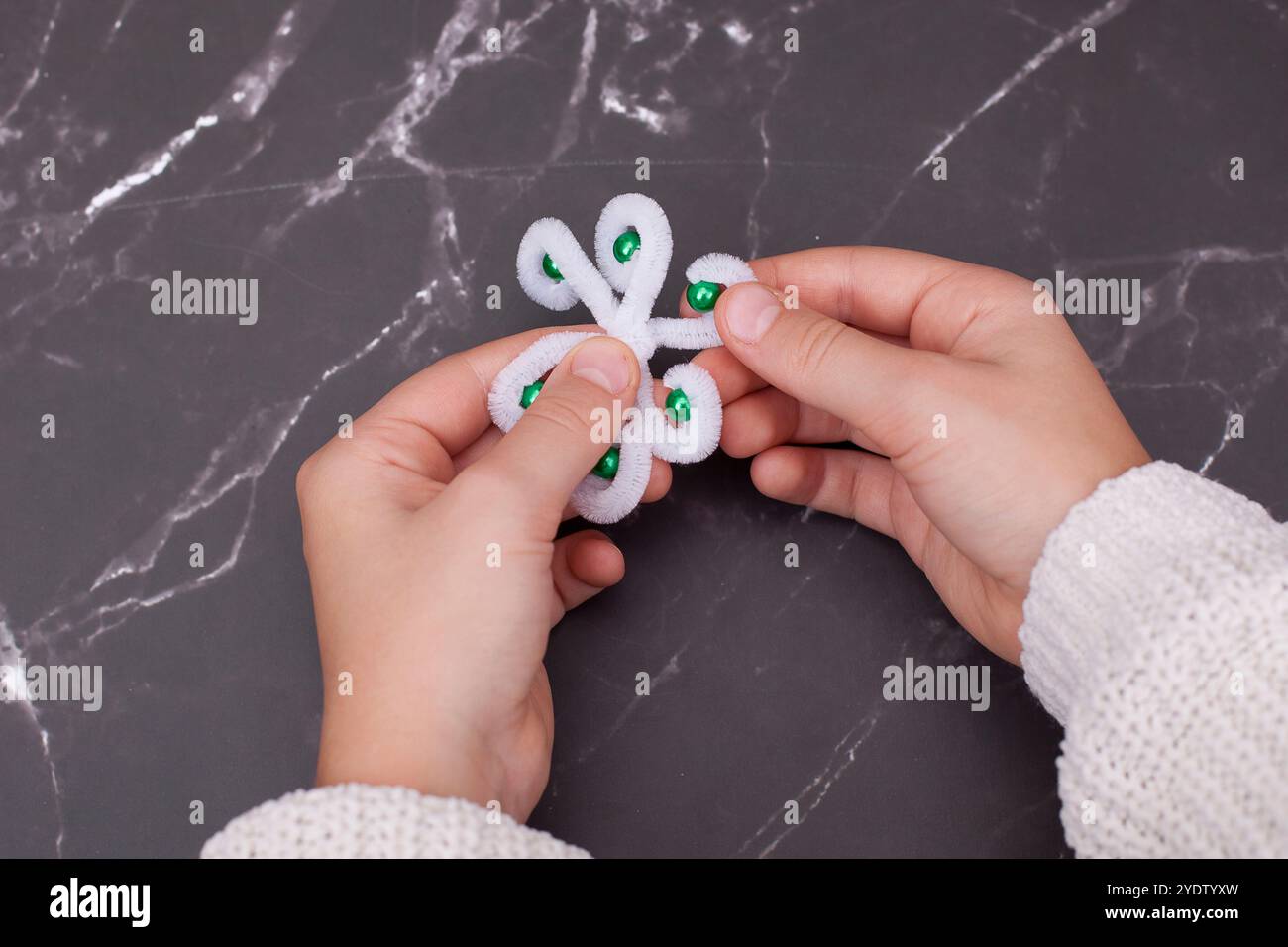 Passo dopo passo. Decorazione dell'albero di Natale in lana. Passaggio 1 da 8. Foto Stock