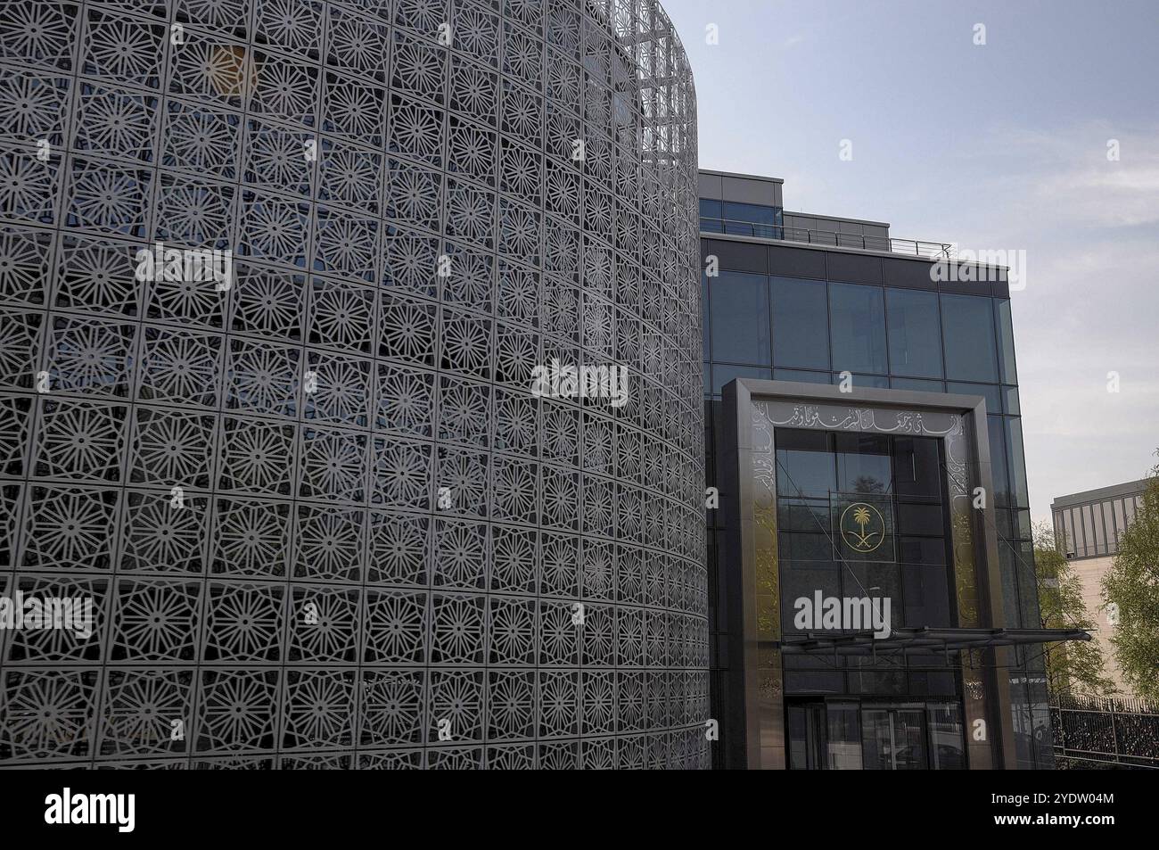 Edificio moderno con facciata in vetro e strutture in metallo ornato, impressione di lusso, Berlino, Germania, Europa Foto Stock