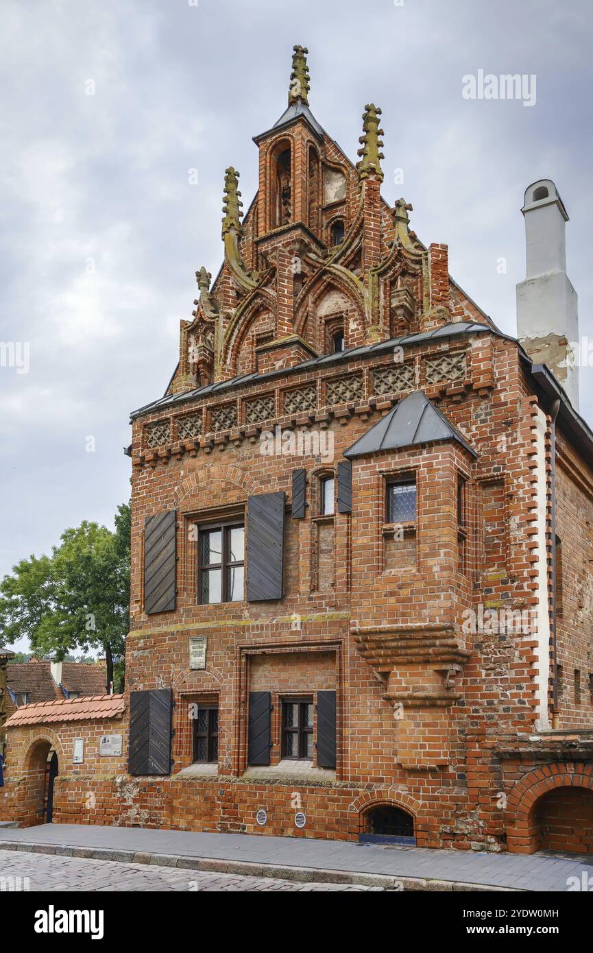 La Casa di Perkunas è uno degli edifici secolari più originali e gotici, situato nella città vecchia di Kaunas, Lituania, Europa Foto Stock