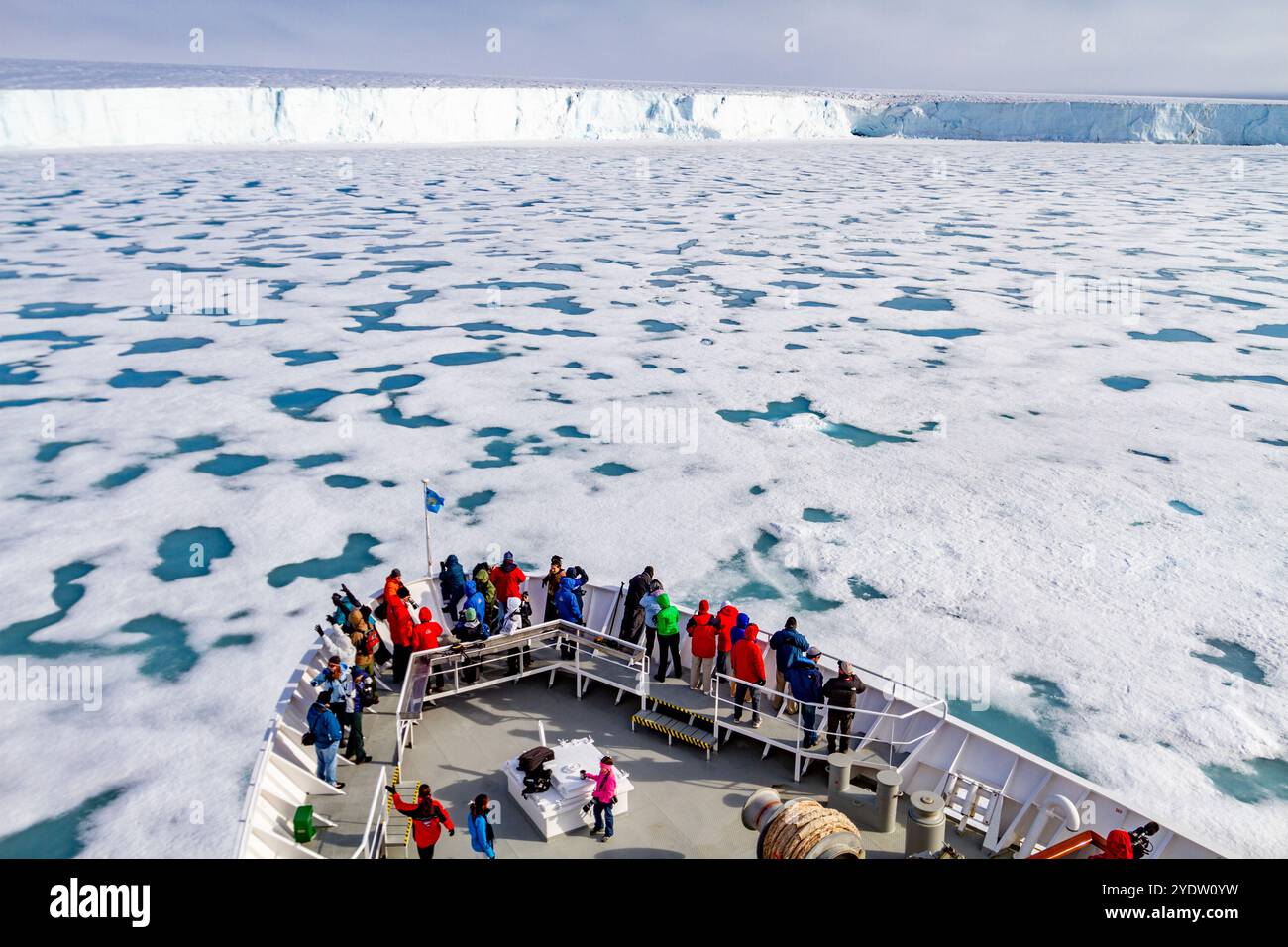 La nave Lindblad Expedition National Geographic Explorer ad Austfonna nell'arcipelago delle Svalbard, Norvegia, Artico, Europa Foto Stock