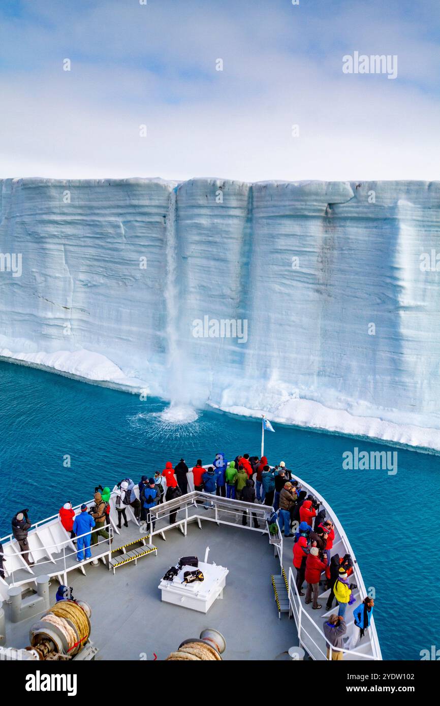 La nave Lindblad Expedition National Geographic Explorer ad Austfonna nell'arcipelago delle Svalbard, Norvegia, Artico, Europa Foto Stock