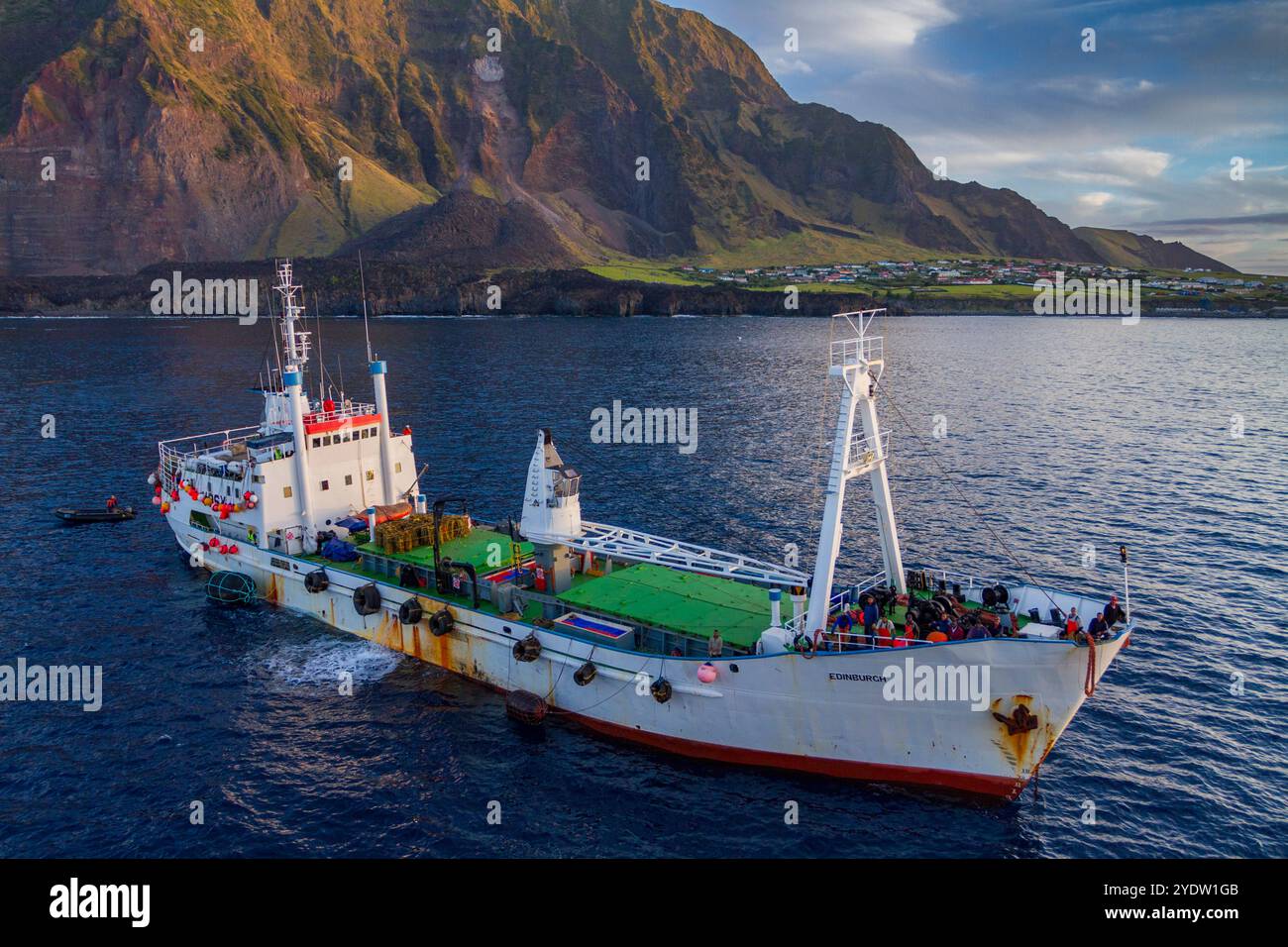 Vista sulla MV Edinburgh vicino a Tristan da Cunha, Oceano Atlantico meridionale Foto Stock