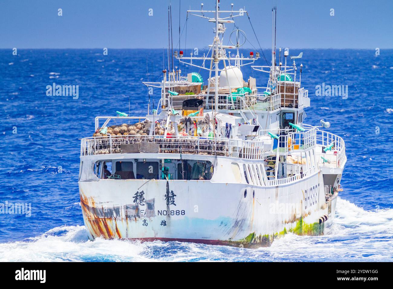 Sospetto peschereccio illegale con pinne di squalo appese per asciugarsi sul ponte di poppa, incontrato vicino a Sant'Elena, nell'Oceano Atlantico meridionale Foto Stock
