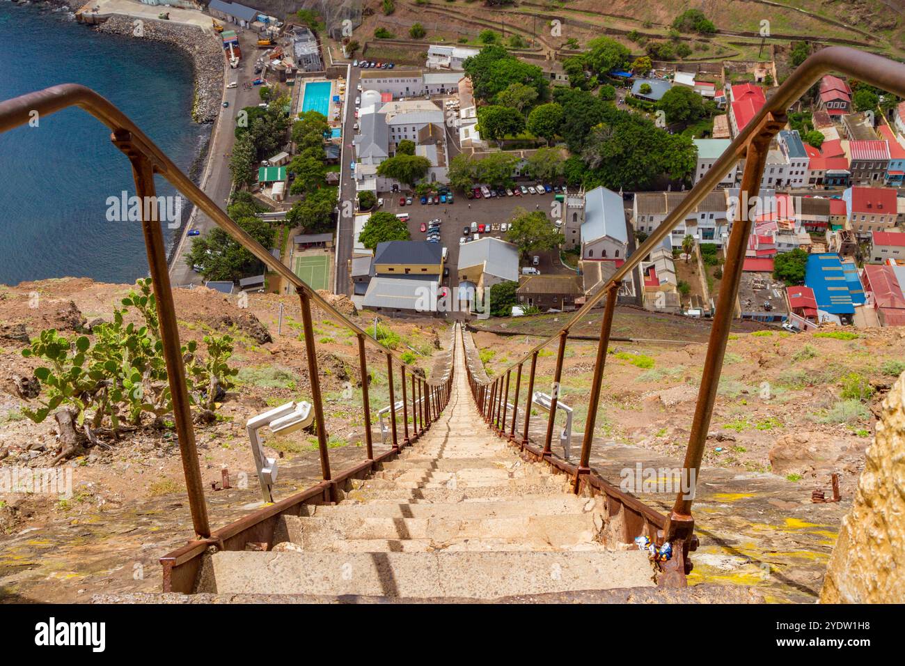 Vista di Jamestown dalla cima della Jacob's Ladder a Sant'Elena, nell'Oceano Atlantico meridionale Foto Stock