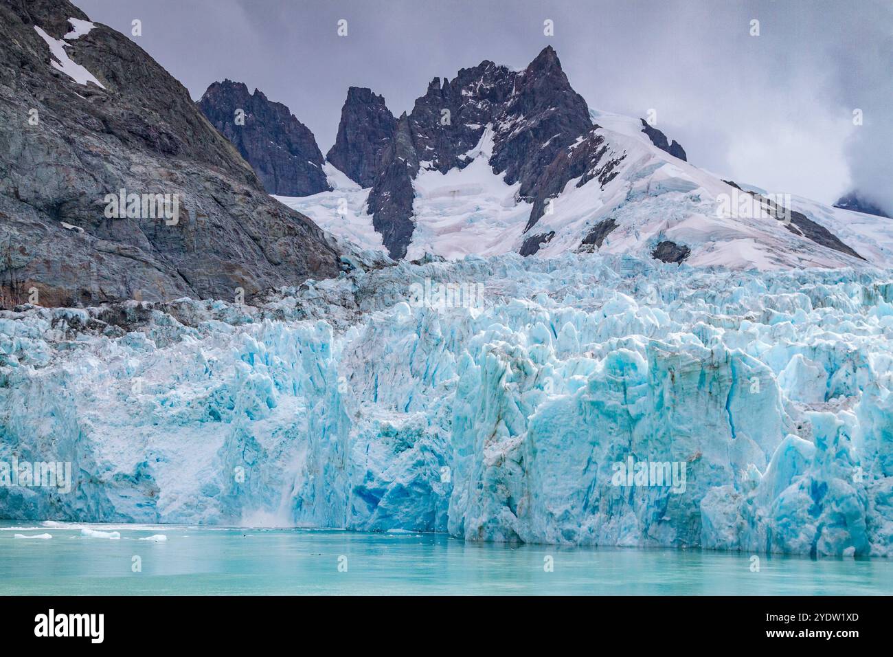 Vista dei ghiacciai e delle montagne del fiordo di Drygalski sul lato sud-est della Georgia del Sud, dell'oceano meridionale e delle regioni polari Foto Stock