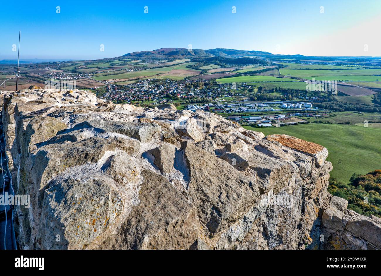 Vista della città di Kapušany dal castello di Kapušany (Kapušiansky hrad), la catena montuosa di Čergov, i Carpazi occidentali, la regione di Prešov, Slovacchia Foto Stock