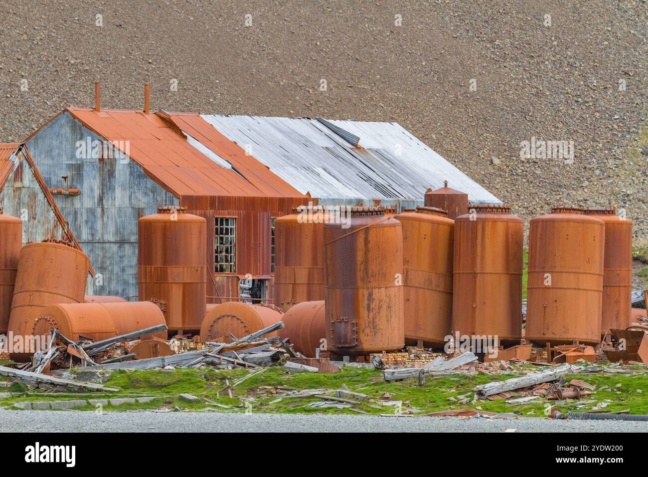 Vista della stazione baleniera abbandonata a Stromness Bay sulla Georgia del Sud, sull'Oceano meridionale, sulle regioni polari Foto Stock