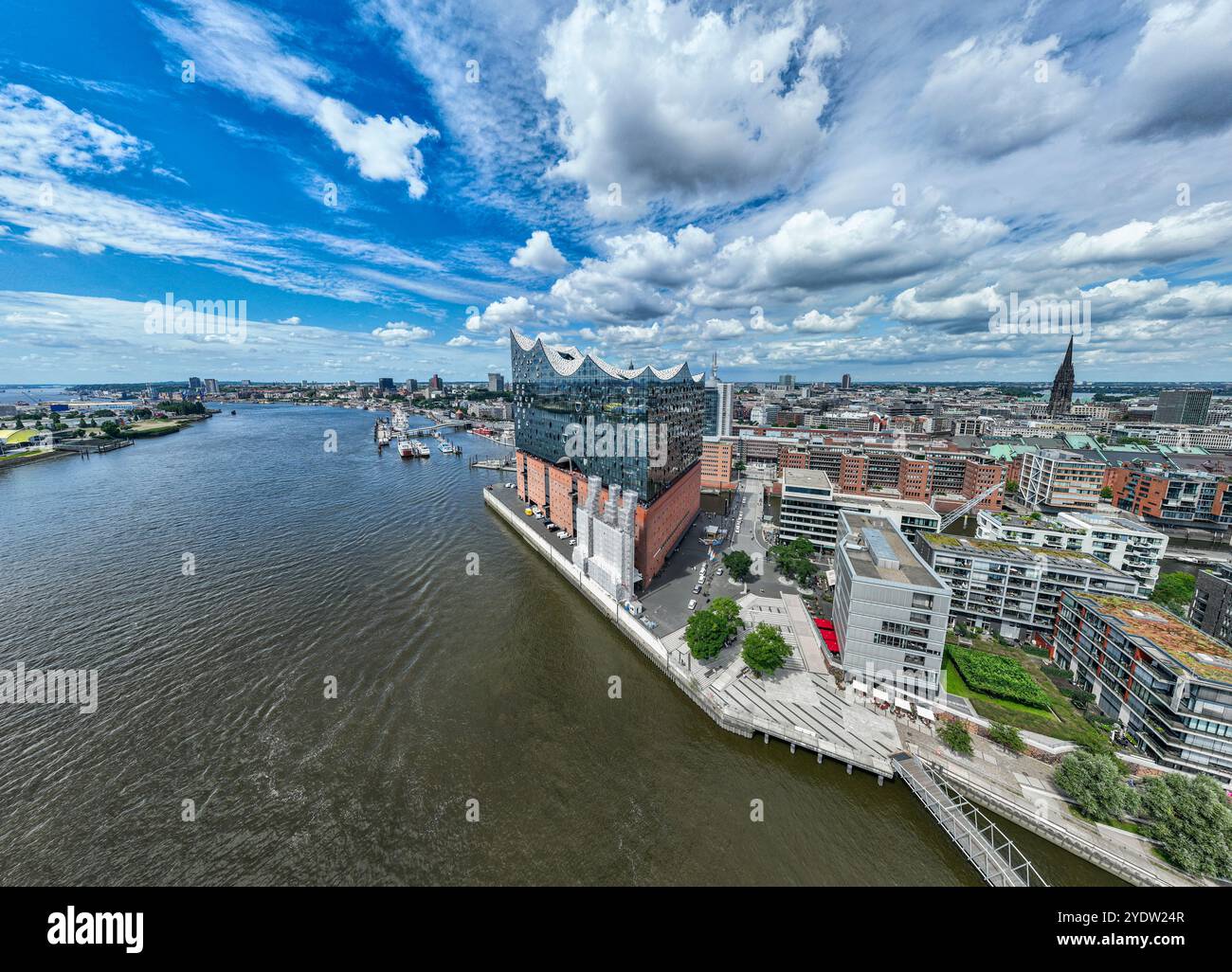 Aerea dell'Elbphilamonie, il teatro dell'opera di Amburgo che si affaccia sulla città di Amburgo, Germania, Europa Foto Stock