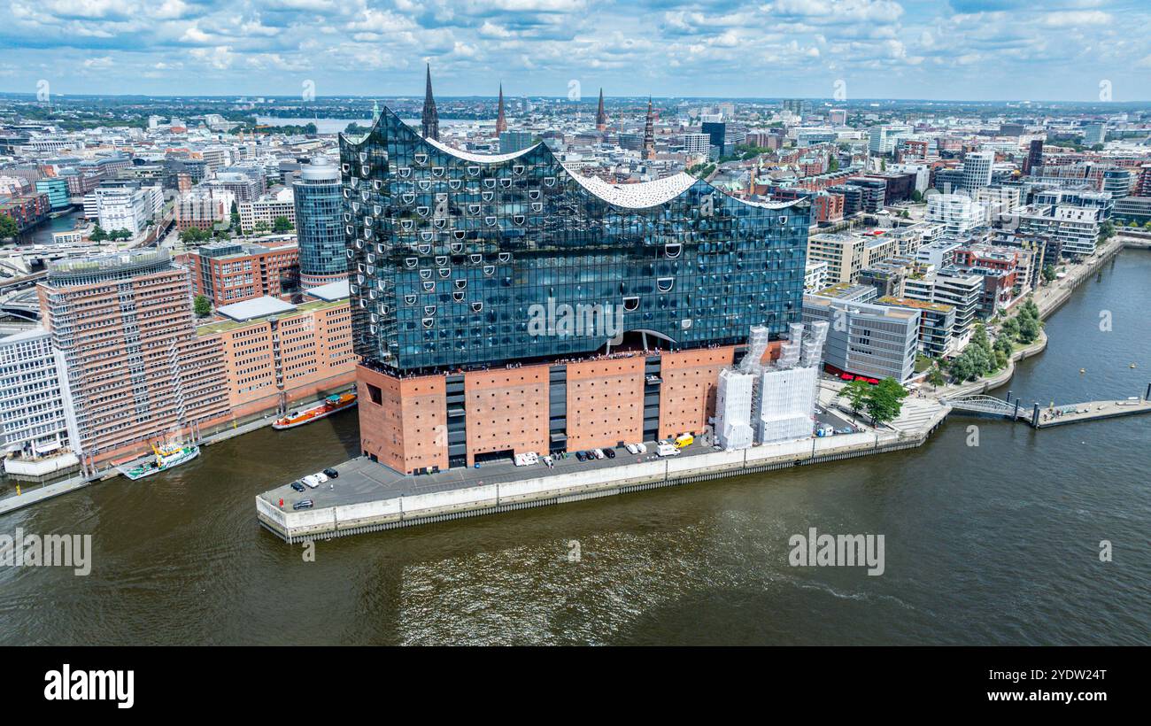 Aerea dell'Elbphilamonie, il teatro dell'opera di Amburgo che si affaccia sulla città di Amburgo, Germania, Europa Foto Stock