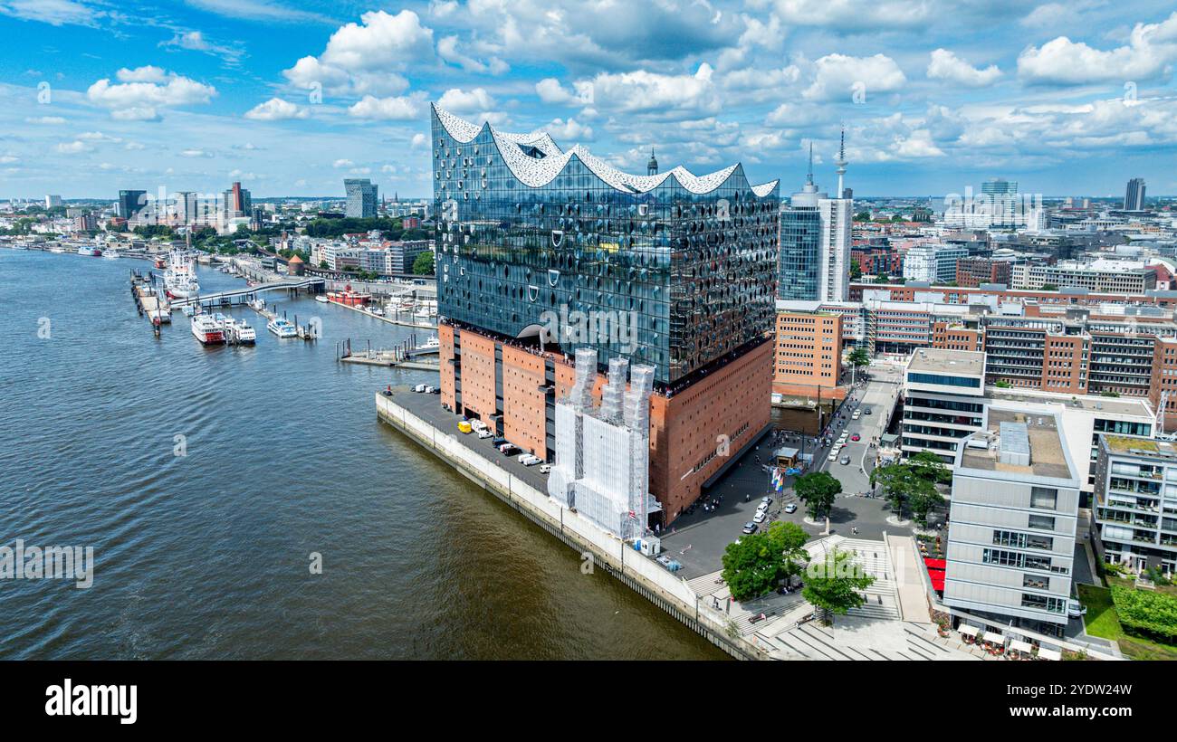 Aerea dell'Elbphilamonie, il teatro dell'opera di Amburgo che si affaccia sulla città di Amburgo, Germania, Europa Foto Stock