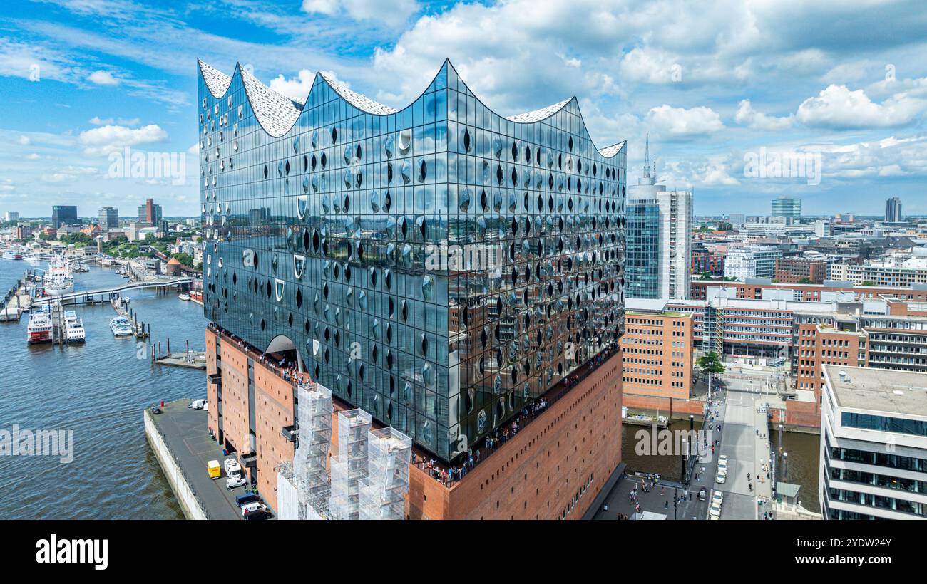 Aerea dell'Elbphilamonie, il teatro dell'opera di Amburgo che si affaccia sulla città di Amburgo, Germania, Europa Foto Stock