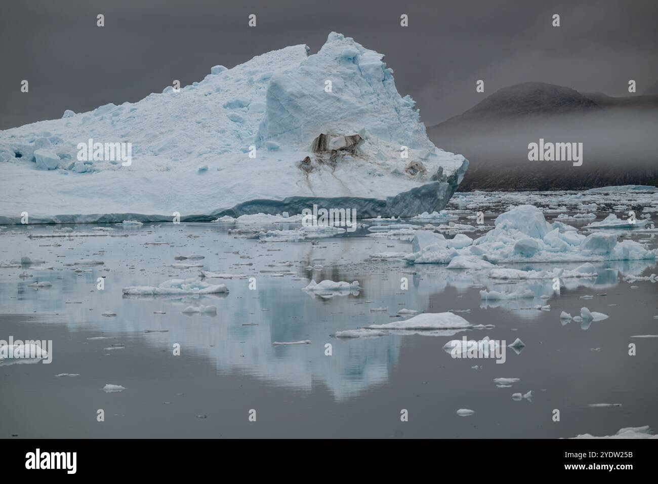 Iceberg galleggiante vicino al ghiacciaio EQI, Ilulissat, Groenlandia occidentale, Danimarca, regioni polari Foto Stock