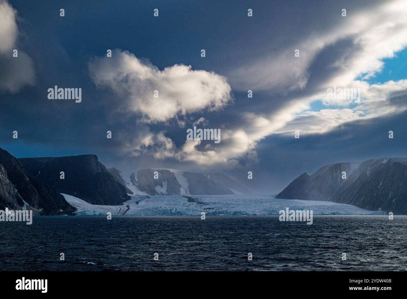 Nuvole drammatiche, Devon Island, Nunavut, Canadian Arctic, Canada, nord America Foto Stock