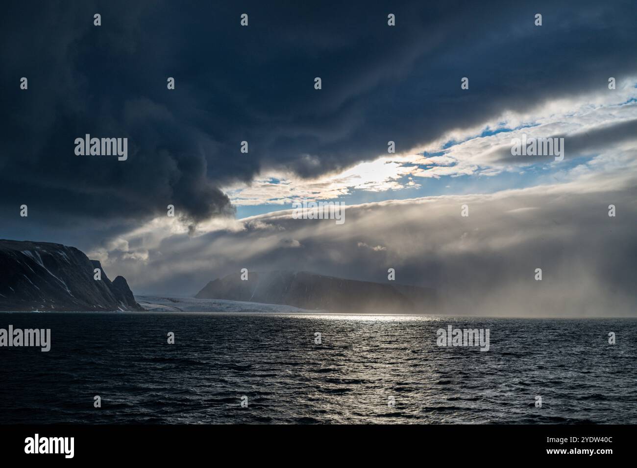 Nuvole drammatiche, Devon Island, Nunavut, Canadian Arctic, Canada, nord America Foto Stock