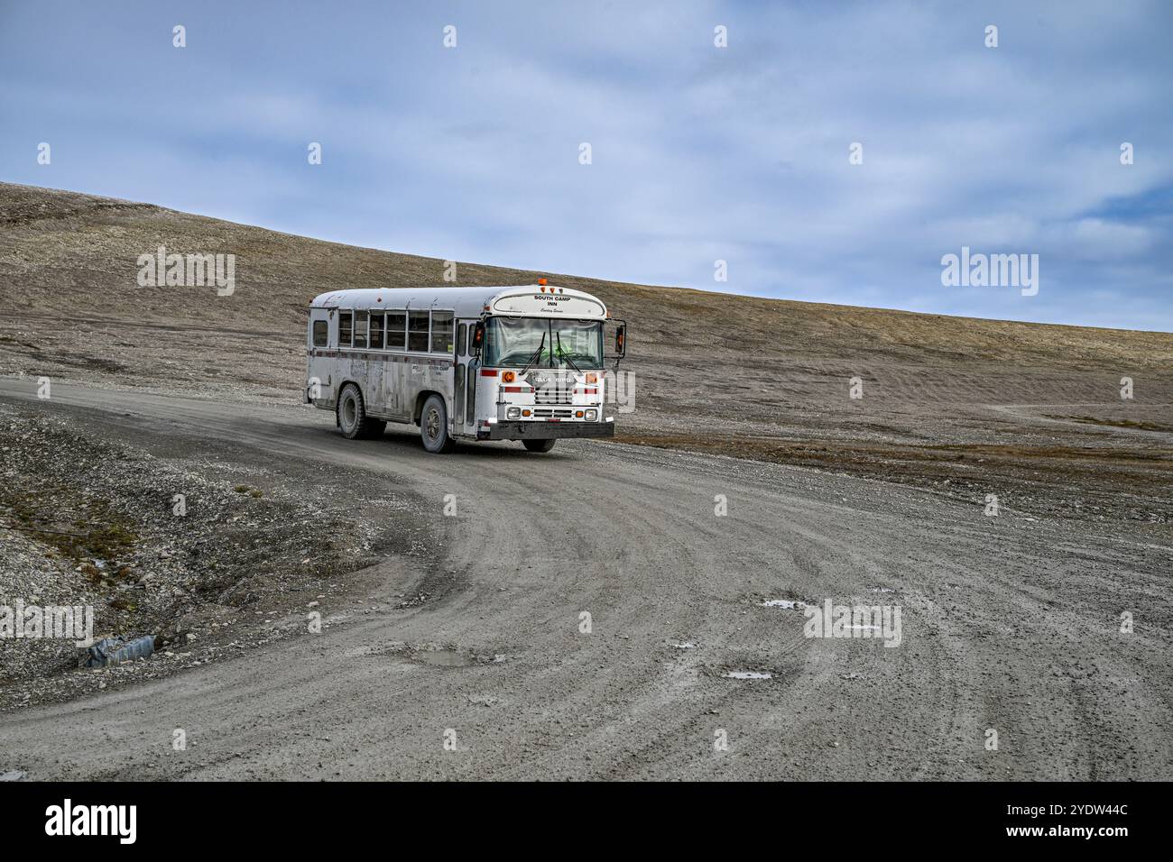 Vecchio scuolabus, Resolute, frazione Inuit, isola Cornwallis, Nunavut, Artico canadese, Canada, Nord America Foto Stock
