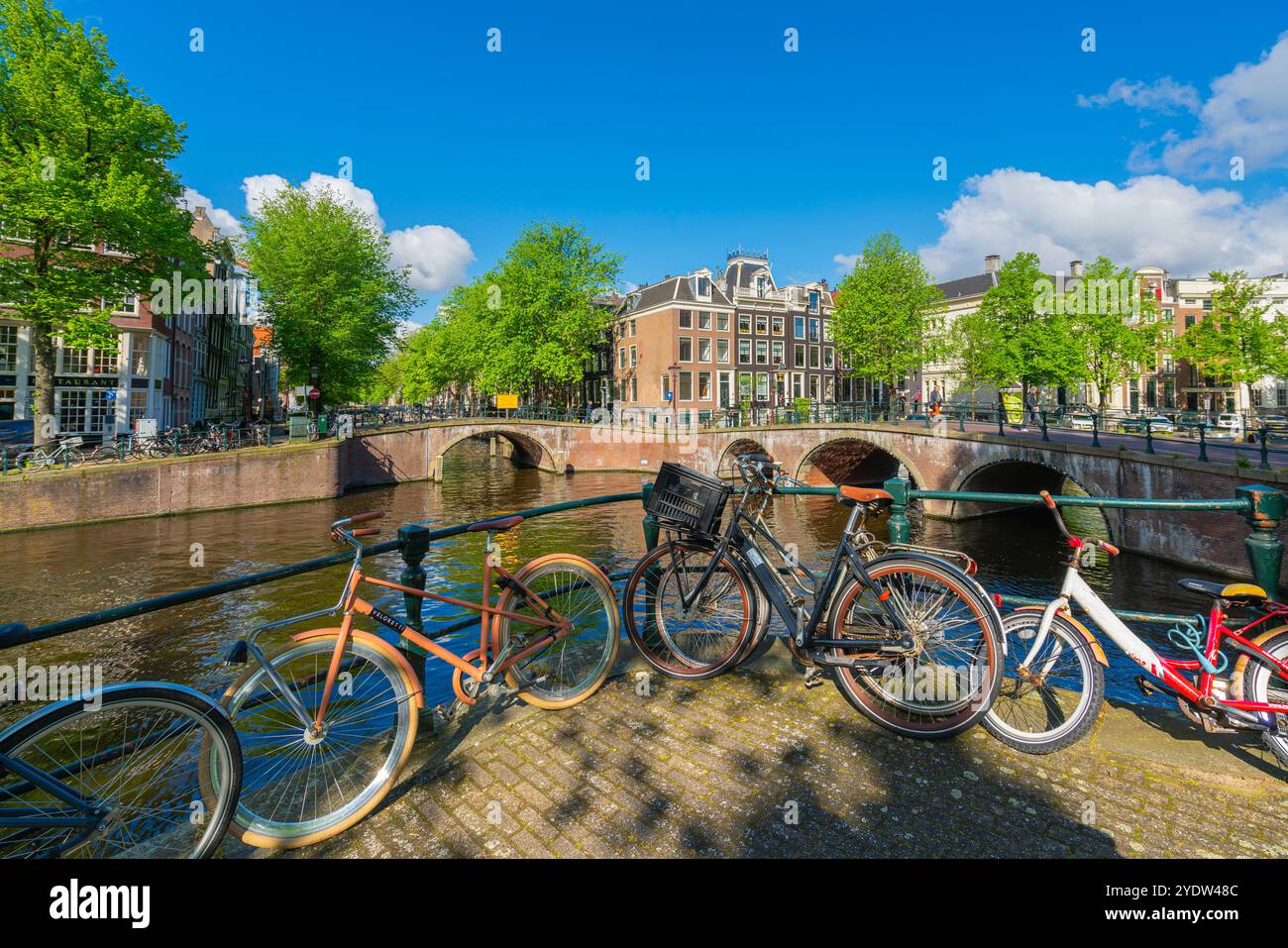 Biciclette del canale Keizersgracht, Amsterdam, Paesi Bassi, Europa Foto Stock